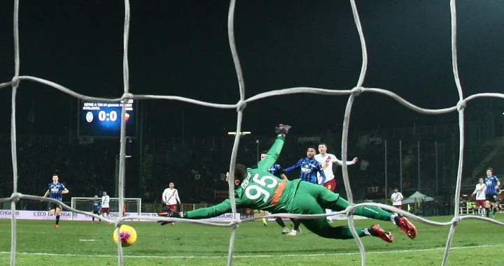 epa08220600 Roma's Edin Dzeko (C/R) scores a goal during the Italian Serie A soccer match Atalanta BC vs AS Roma at the Gewiss Stadium in Bergamo, Italy, 15 February 2020. EPA/PAOLO MAGNI