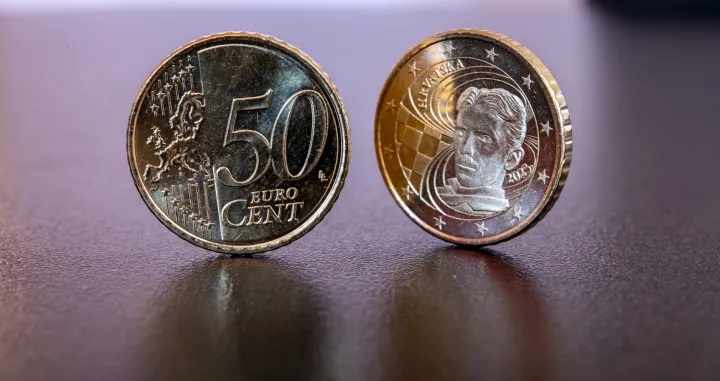 epa10077592 A handout photo made available by Croatian National Bank (HNB) shows first Croatian euro coins production during the first day minting Croatian version of euro coins at Mint building near Zagreb, Croatia, 18 July 2022. EU finance ministers on 12 July signed final agreement on the adoption of the euro by Croatia at the European Council in Brussels paving the way for Croatia to switch from the Kuna to the euro single currency from January 2023. EPA/CROATIAN NATIONAL BANK HANDOUT HANDOUT EDITORIAL USE ONLY/NO SALES/Croatian National Bank Handout