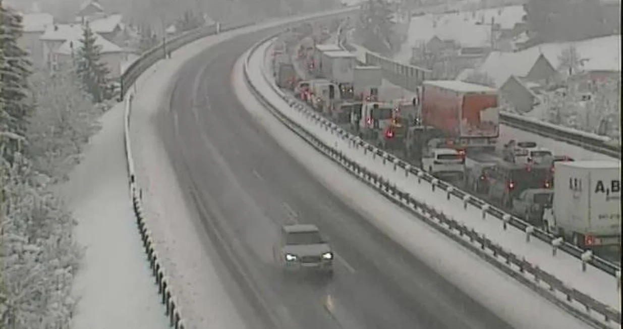 Saobraćajni kolaps u Sloveniji zbog snijega/24ur.com/