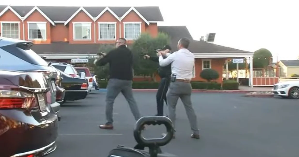  Ubrzo je na mjesto događaja stiglo jo&scaron; naoružanih policajaca u uniformi/Screenshot/