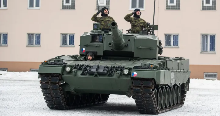 epa10375555 Czech soldiers salute from a Leopard 2A4 tank during a ceremony for the hand over of the symbolic key of the tank to the Czech army, in Praslavice, Czech Republic, 21 December 2022. The Czech Republic is to receive a total of 14 Leopard 2A4 tanks and a Bueffel armored recovery vehicle as a gift from Germany under the German government's 'Ringtausch' programme in return for deliveries of older tanks from Czech army depots to Ukraine. In addition to the tanks, the delivery will include an initial package of spare parts, ammunition and a three-year service support from the supplier, which includes training of Czech soldiers. The value of the donation exceeds 3.85 billion Czech crown (159 million euro). The rest of the military equipment is expected to be delivered to the Czech Republic next year. EPA/VLADIMIR PRYCEK/Vladimir Prycek