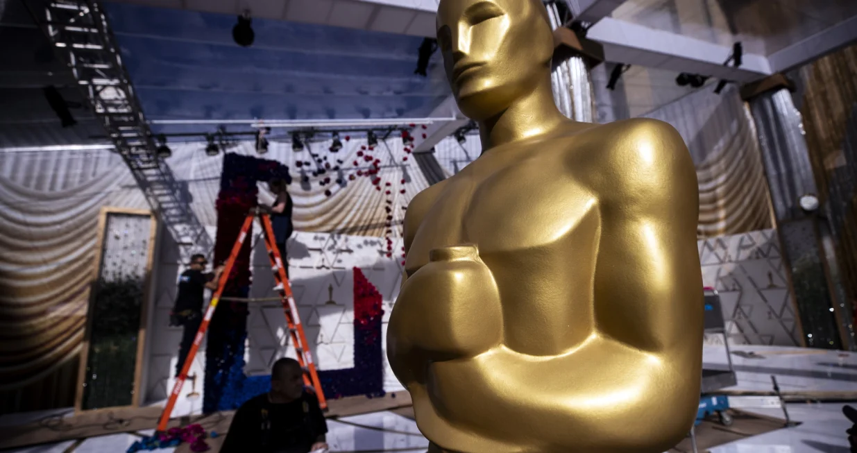 epaselect epa09849463 Oscar statues are displayed on the red carpet as workers set up the area for the 94th annual Academy Awards ceremony in front of the Dolby Theater in Hollywood, California, USA, 25 March 2022. The Oscars will be presented at the Dolby Theatre for outstanding individual or collective efforts in filmmaking on 27 March 2022. EPA/ETIENNE LAURENT/Etienne Laurent