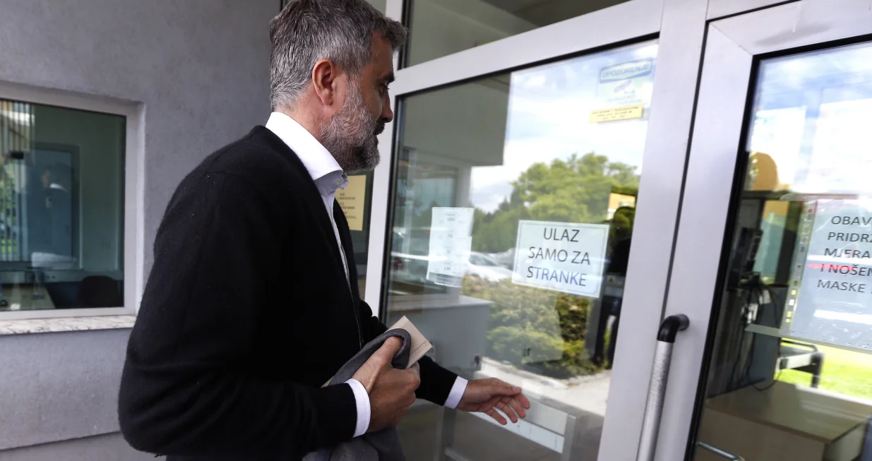 epa09211597 Zoran Mamic, the former coach of Dinamo football club from Zagreb, Croatia, arrives at the State Court of Bosnia and Herzegovina, in Sarajevo, 19 May 2021. Mamic was arrested earlr this morning in the Bosnian village of Medjugorje, some 150 kilometers from Sarajevo, on the basis of an international red warrant on request of Interpol in Zagreb, aimed at extraditing him to Croatia for the execution of a court judgment. Zoran Mamic was sentenced to 4 years and 8 months in prison in Croatia for withdrawing money from the Dinamo Zagreb soccer club. EPA/FEHIM DEMIR/Fehim Demir