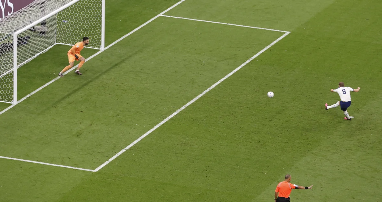 epa10360122 Harry Kane (R) of England scores the 1-1 from the penalty spot against goaqlkeeper Hugo Lloris of France during the FIFA World Cup 2022 quarter final soccer match between England and France at Al Bayt Stadium in Al Khor, Qatar, 10 December 2022. EPA/Rungroj Yongrit
