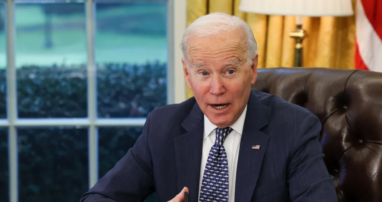 epa10376478 President Joe Biden issues warnings and travel advisories from the White House for the United States as a severe weather system threatens to impact most of the country in Washington D.C, USA, 22 December 2022. The weather system which is being called a 'Bomb Cyclone' threatens to disrupt travel and create life threatening conditions for large parts of the country over the December 25th Christmas Weekend. EPA/Jemal Countess/POOL/Jemal Countess/Pool