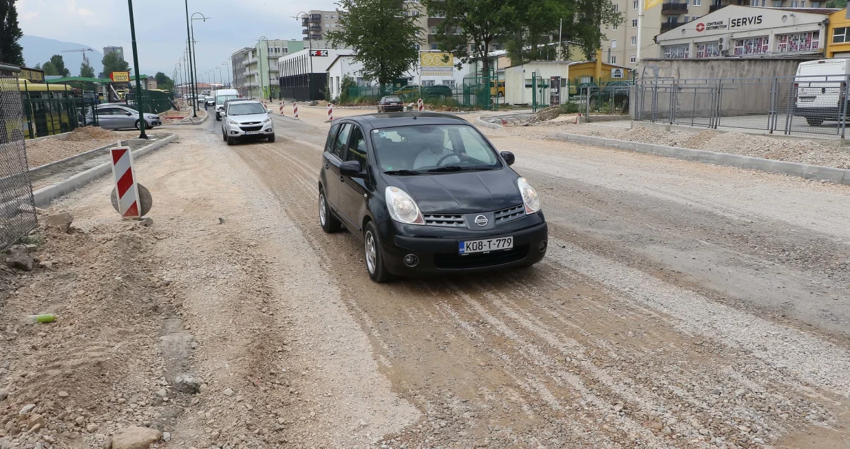 Radovi u ulici Džemala Bijedića iza grasa./Senad Gubelić