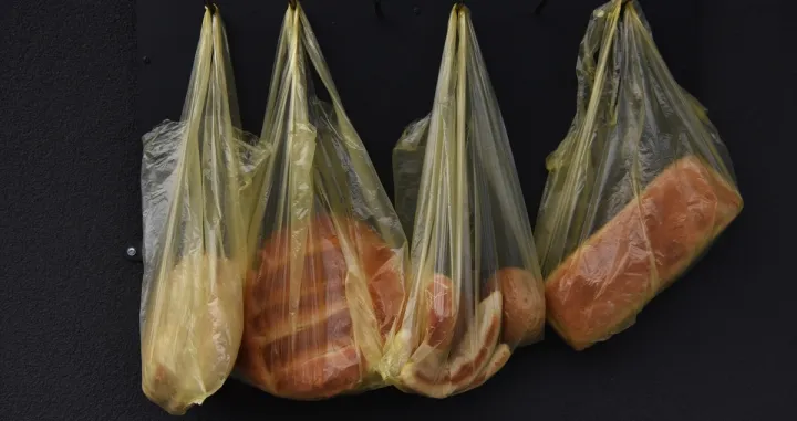 Besplatne vekne hljeba za ljude u potrebi u Mostaru/Anadolija/