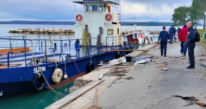 Putnički brod o&scaron;tećen u nevremenu/