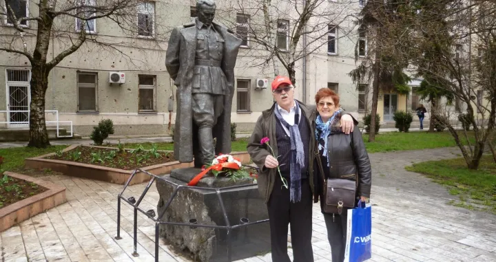 Azra i Milorad Dunđerović, Titova bista/Privatni Album