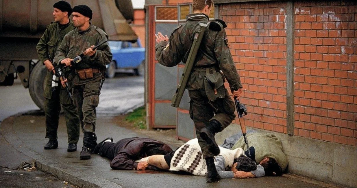 Arkanov tigar &scaron;utira mrtvu ženu<br>Autor fotografije: Ron Haviv/