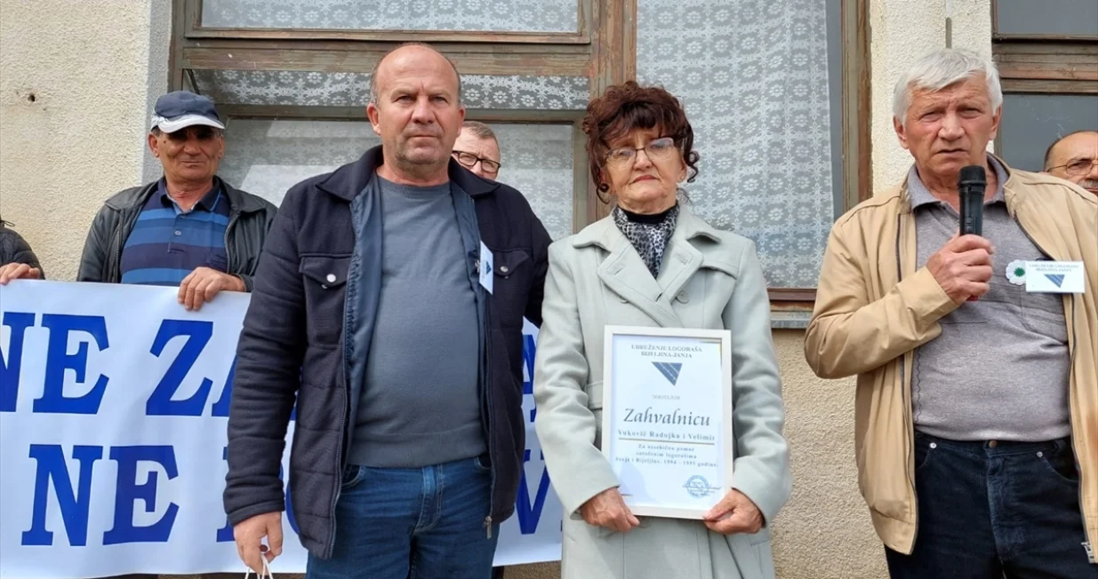Udruženje logora&scaron;a Janje i Bijeljine danas je uručilo zahvalnicu Radojki Vuković/