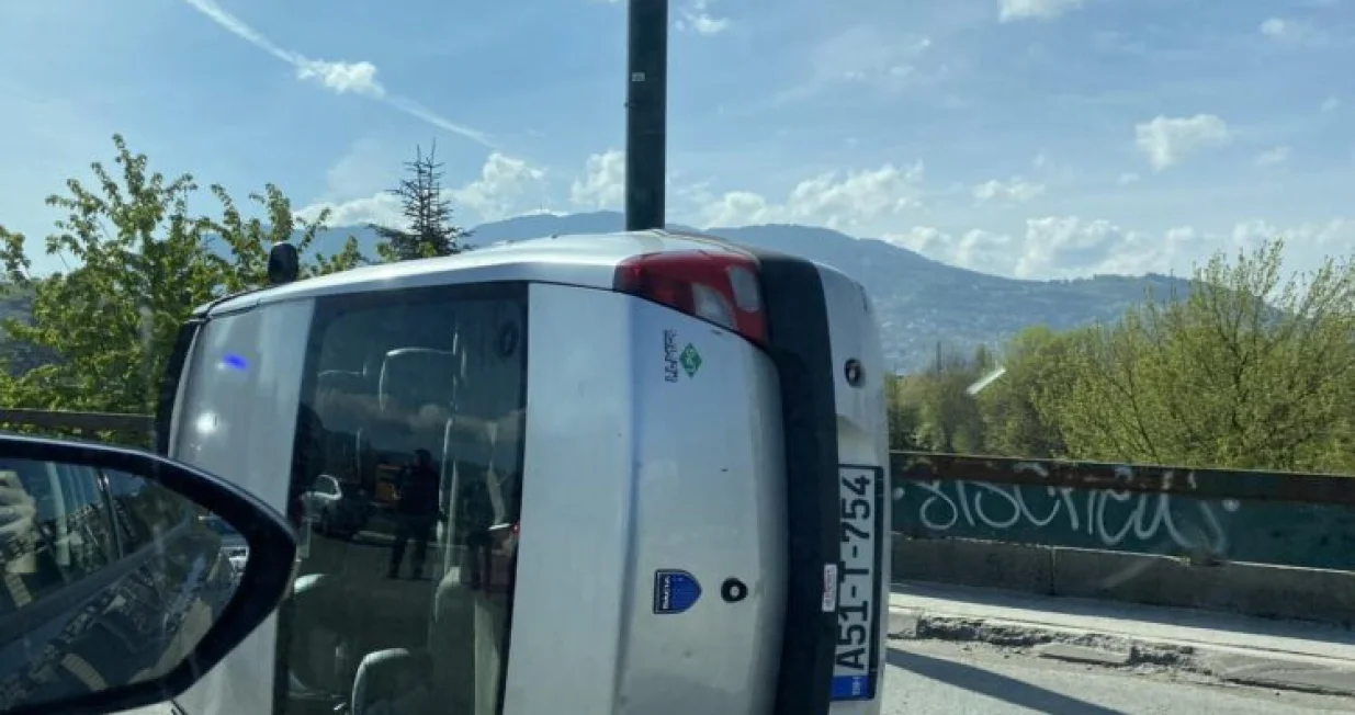 Automobil je završio na boku/N1/