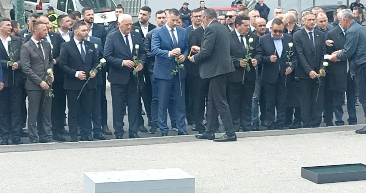 Dobrovoljačka polaganje vijenaca/Didier Torche 