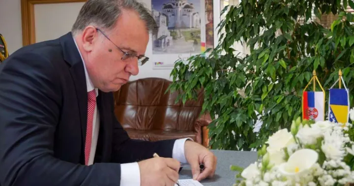 Nikšić se upisao u knjigu žalosti/ Fena/