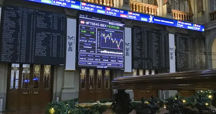 epa10376195 The floor at Madrid's Stock Exchange headquarters in Madrid, Spain, 22 December 2022. Spanish Stock Market main index Ibex 35 rose 0.32 percent after the opening on 22 December and consolidated the level of 8,300 points driven by the strong gains on Wall Street the day before. EPA/VEGA ALONSO/Vega Alonso