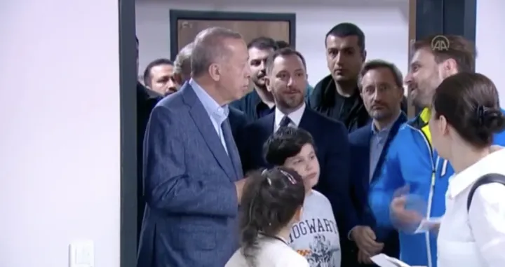 Ko je to iza njega?/ Twitter/