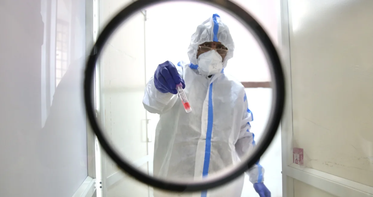 epaselect epa10379039 A health official displays a sample tube collected to detect Covid-19 at CV Raman government hospital in Bangalore, India, 27 December 2022. The Bruhat Bengaluru Mahanagara Palike (BBMP) will inspect the oxygen preparedness at 418 private hospitals in the city and conduct a mock drill to check the oxygen plants, monitor oxygen and bed availability related to rising Covid-19 cases, following the advisory by the Indian Union Ministry for Health. EPA/JAGADEESH NV/Jagadeesh Nv
