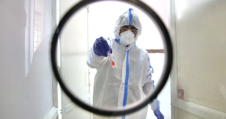 epaselect epa10379039 A health official displays a sample tube collected to detect Covid-19 at CV Raman government hospital in Bangalore, India, 27 December 2022. The Bruhat Bengaluru Mahanagara Palike (BBMP) will inspect the oxygen preparedness at 418 private hospitals in the city and conduct a mock drill to check the oxygen plants, monitor oxygen and bed availability related to rising Covid-19 cases, following the advisory by the Indian Union Ministry for Health. EPA/JAGADEESH NV/Jagadeesh Nv