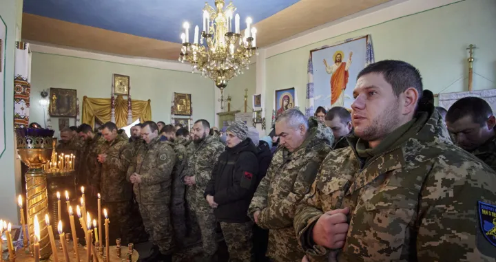 epaselect epa10394369 Ukrainian soldiers attend a Christmas service in an Orthodox church in Glushkivka village near Kupyansk, Kharkiv region, Ukraine, 07 January 2023, not far from the Russian border. Orthodox believers celebrate Christmas on 07 January according to the Julian calendar. Kharkiv and surrounding areas have been the target of heavy shelling since February 2022, when Russian troops entered Ukraine starting a conflict that has provoked destruction and a humanitarian crisis. At the beginning of September, the Ukrainian army pushed Russian forces from occupied territory northeast of the country in counterattacks. EPA/SERGEY KOZLOV/Sergey Kozlov
