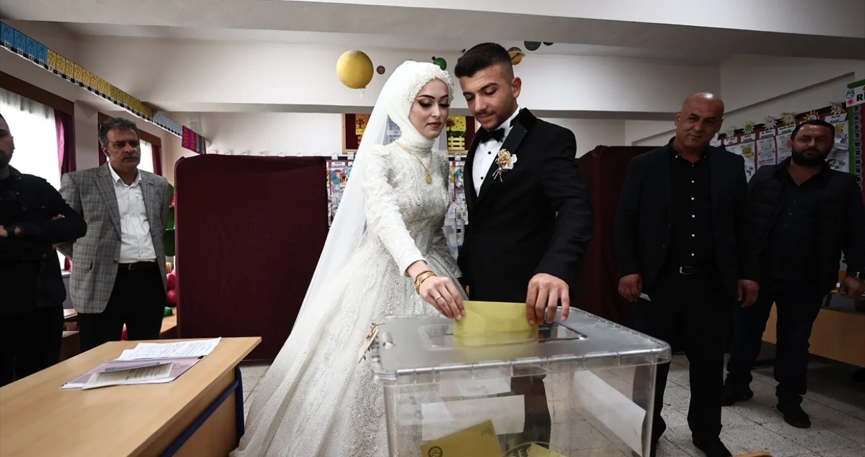 Mladenci su odlučili da glasaju u lokalnoj školi prije svadbe/ Anadolija/
