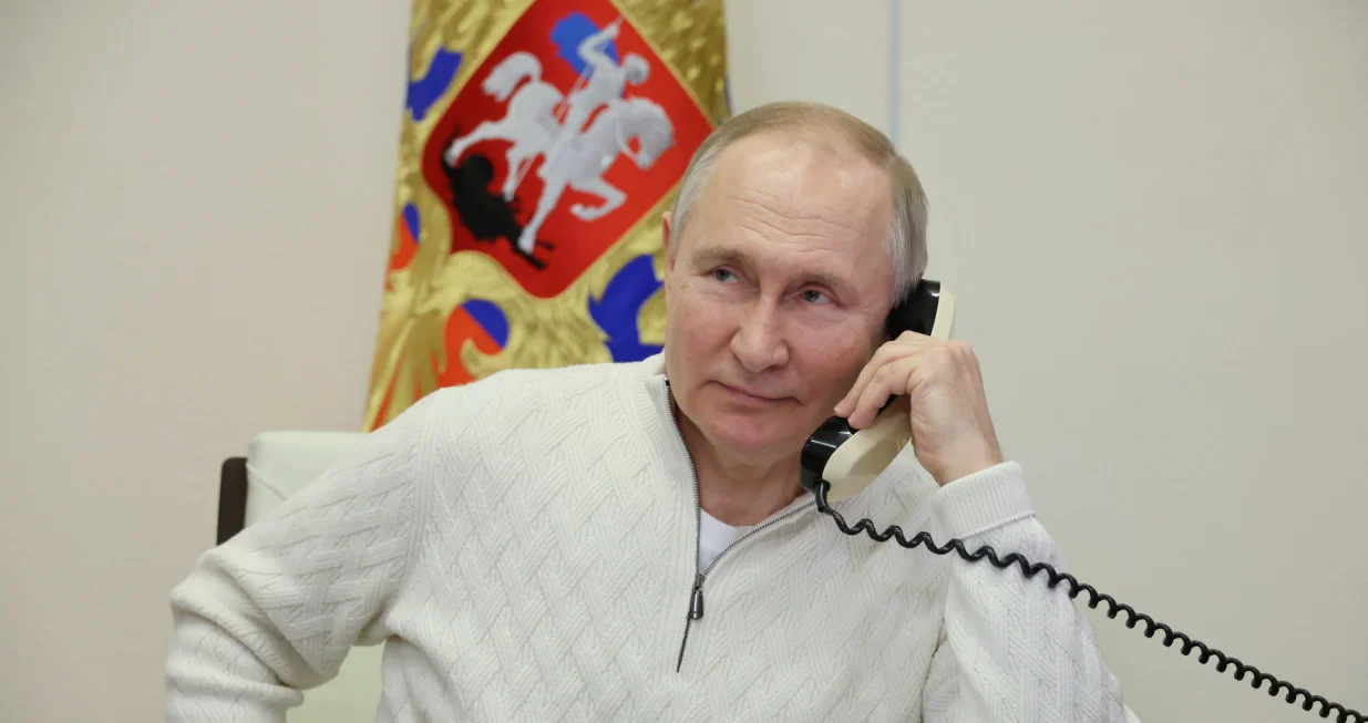 epa10391044 Russian President Vladimir Putin speaks on the phone to seven-year-old David Shmelev from Stavropol Krai region, who took part in the New Year Tree of Wishes nationwide charity campaign, at the Novo-Ogaryovo state residence, outside Moscow, Russia, 05 January 2023. Putin on 05 January called for a 36-hour ceasefire in Ukraine to mark Orthodox Christmas. EPA/MIKHAEL KLIMENTYEV/SPUTNIK/KREMLIN POOL MANDATORY CREDIT/Mikhael Klimentyev/Sputnik/Kremlin Pool