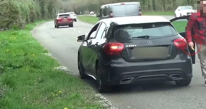 Vozač se nožem odlučio obračunati s kamerom na cesti screenshot/