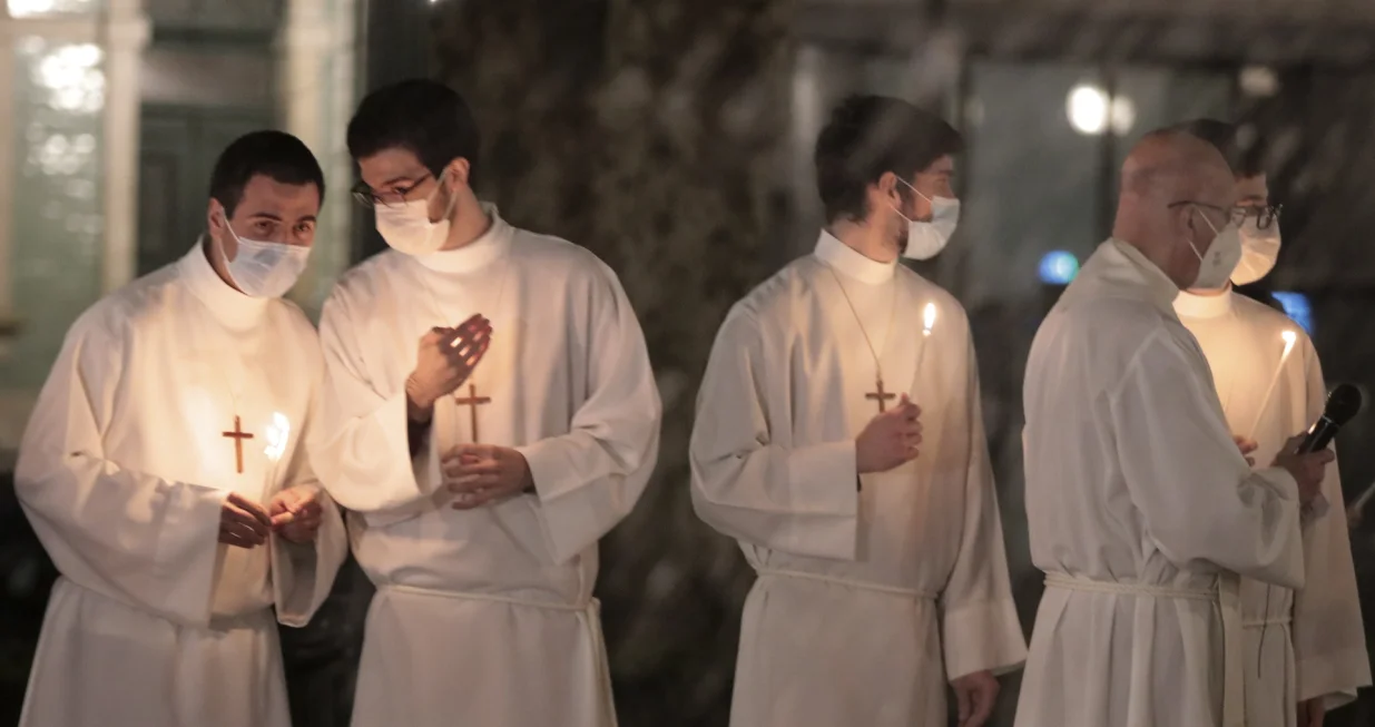 epa09788111 Priests during the vigil 'With Ukraine in the Heart', an action of solidarity with the Ukrainian people, organised by the church of Nossa Senhora da Concei&ccedil;&atilde;o, with the participation of the Orthodox community of S&atilde;o Pantale&atilde;o Parish, Porto, Portugal, 26 February 2022. People all over the world held vigils and demonstrations for peace in the Ukraine and against Russian troops invading the country. Russian troops entered Ukraine on 24 February prompting the country's president to declare martial law and triggering a series of announcements by Western countries to impose severe economic sanctions on Russia. EPA/MANUEL FERNANDO ARA&Uacute;JO/Manuel Fernando Ara&Uacute;jo