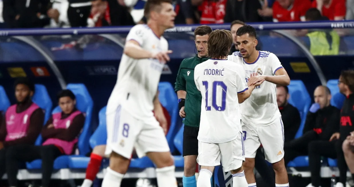 epa09983311 Luka Modric (L) of Real Madrid leaves the pitch for Dani Ceballos of Real Madrid during the UEFA Champions League final between Liverpool FC and Real Madrid at Stade de France in Saint-Denis, near Paris, France, 28 May 2022. EPA/MOHAMMED BADRA