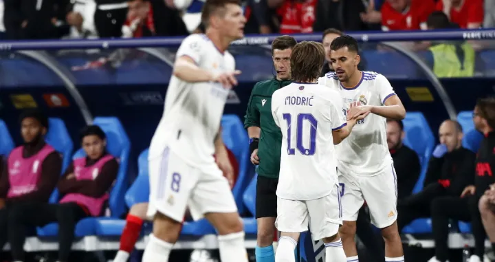 epa09983311 Luka Modric (L) of Real Madrid leaves the pitch for Dani Ceballos of Real Madrid during the UEFA Champions League final between Liverpool FC and Real Madrid at Stade de France in Saint-Denis, near Paris, France, 28 May 2022. EPA/MOHAMMED BADRA