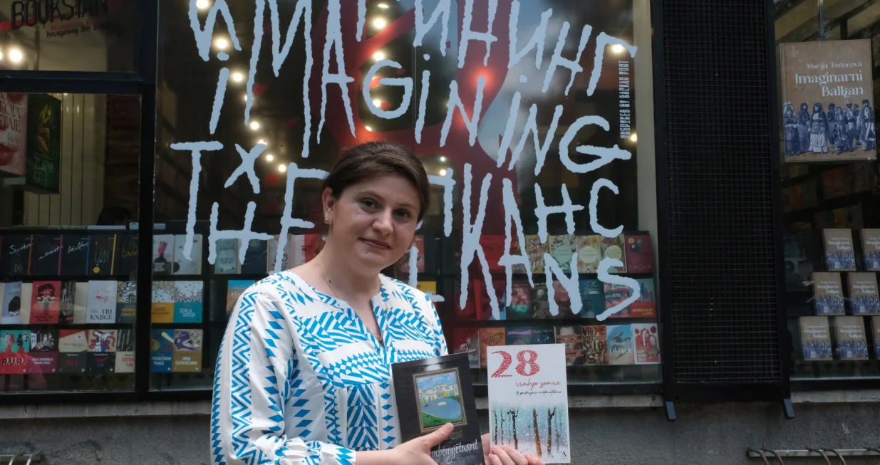  Albanska književnica sa njemačkom i engleskom adresom/