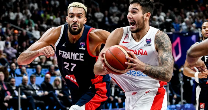 epa10192316 Spain's Willy Hernangomez (R) in action against Rudy Gobert of France during the FIBA EuroBasket 2022 Final basketball match between Spain and France in Berlin, Germany, 18 September 2022. EPA/FILIP SINGER