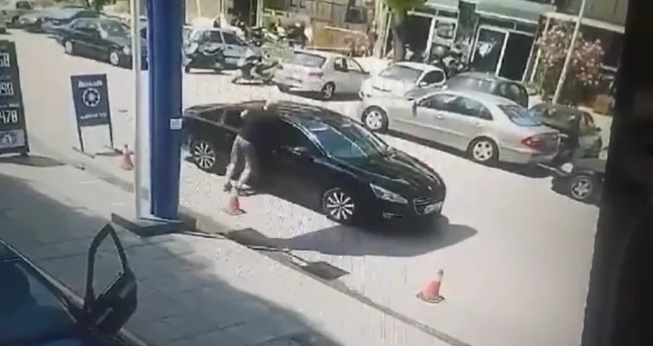 Muškarac je lancem udarao osobu u vozilu/Screenshot/