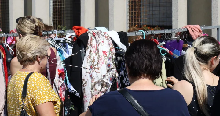 Julski Humanitarni bazar u organizaciji udruženja Pomozi.ba/Senad Gubelić