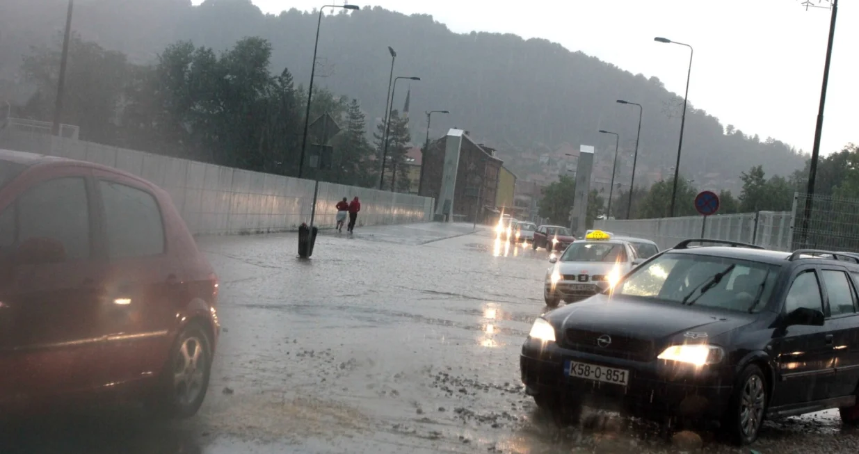 TUZLA (AA) - Snazno nevrijeme praceno obilnim pljuskovima i gradom je za nekoliko minuta potopilo ulice Tuzle, javlja Anadolu Agency (AA) (Ahmed Besic - Anadolu Ajansi)/Ahmed Besic