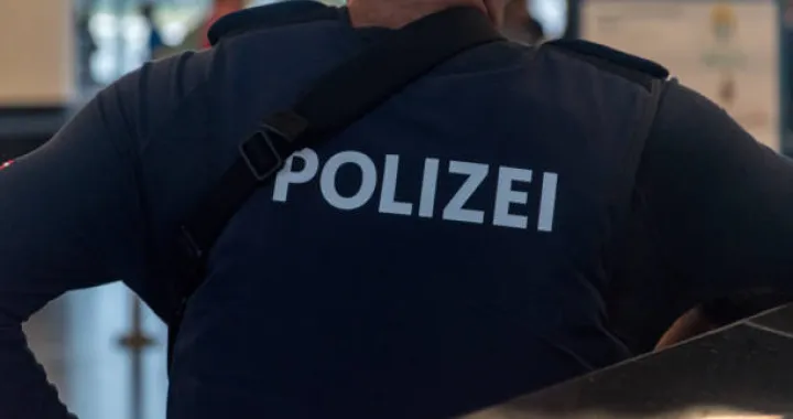 Polizei inscription on Austrian police officer (Polizei means Police in German language)./Robsonpl