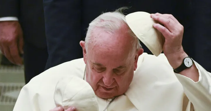 epa10388561 Pope Francis changes the skullcap during the weekly general audience at Paul VI Audience Hall at the Vatican, 04 January 2023. EPA/MAURIZIO BRAMBATTI/Maurizio Brambatti