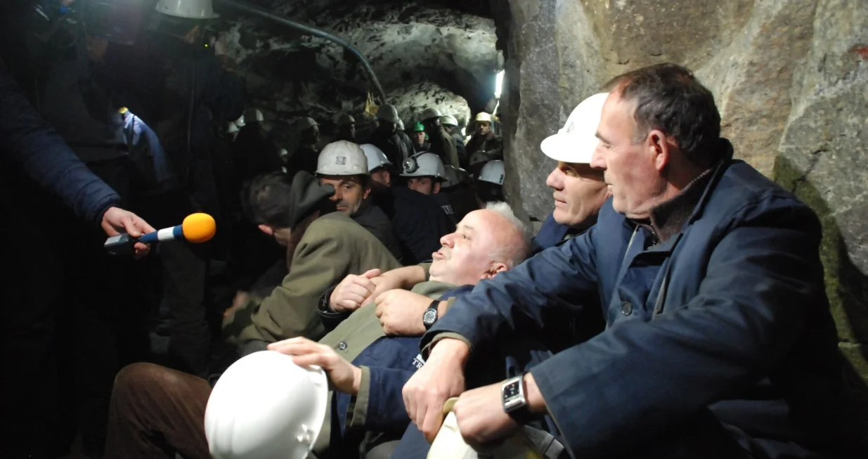 Oko 700 rudara Rudarsko-metalursko-hemijskog kombinata olova i cinka Trepca nastavilo je strajk u jami rudnika Stari trg kod Mitrovice. Rudari, koji su od juce ujutru u oknu rudnika, zahtevaju da Vlada Kosova sto brze usvoji zakon o Trepci i preuzimanju te kompanije (Erkin Keci - Anadolu Ajansi)/Erkin Keci