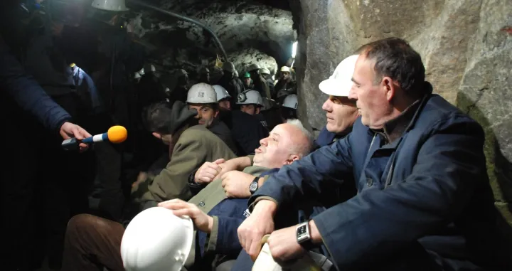 Oko 700 rudara Rudarsko-metalursko-hemijskog kombinata olova i cinka Trepca nastavilo je strajk u jami rudnika Stari trg kod Mitrovice. Rudari, koji su od juce ujutru u oknu rudnika, zahtevaju da Vlada Kosova sto brze usvoji zakon o Trepci i preuzimanju te kompanije (Erkin Keci - Anadolu Ajansi)/Erkin Keci
