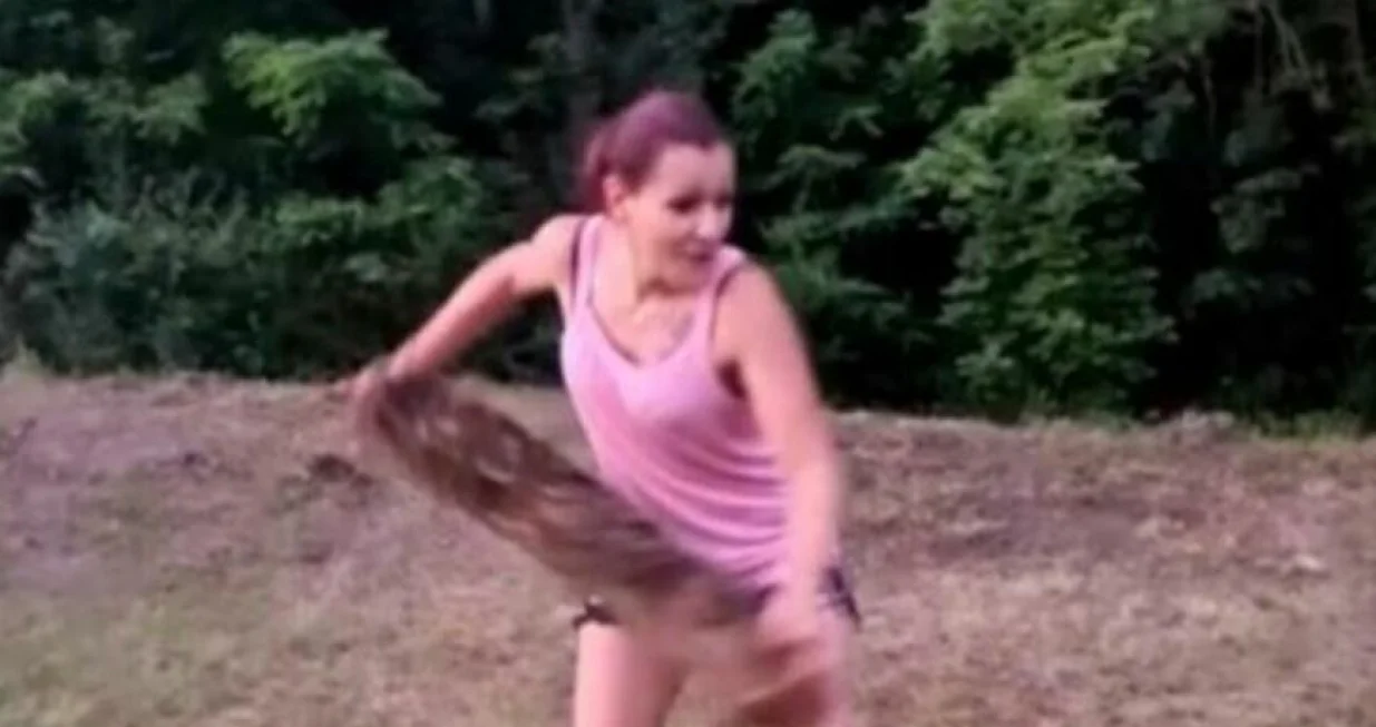 Jana slaže drva/PrtSc/