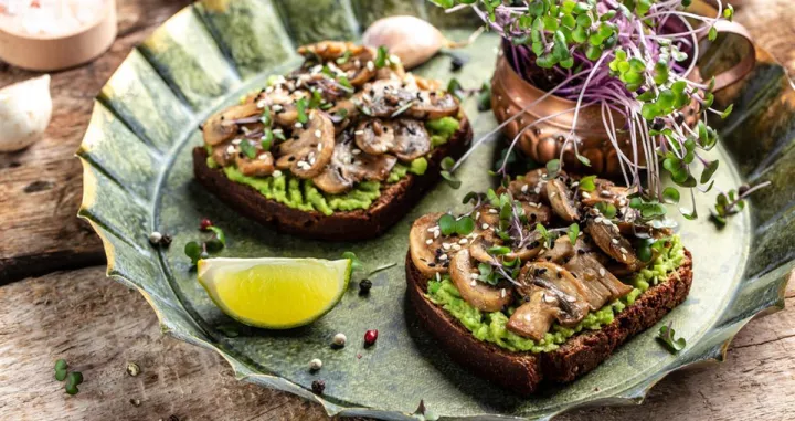 tost sa avokadom i gljivama/