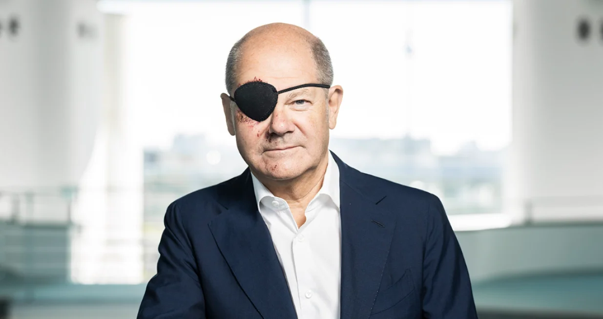 Olaf Scholz sa povezom na oku/X