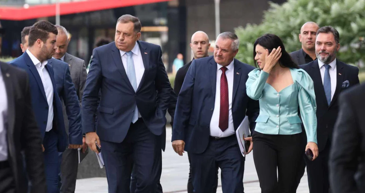 SNSD-ovci dolaze na sastanak/Senad Gubelić/