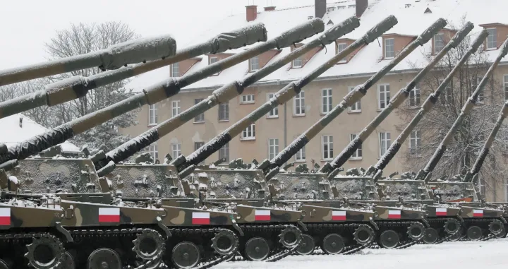epa10361913 Korean K9 self-propelled howitzers for Polish Army soldiers on display at the base of the 11th Mazurian Artillery Regiment in Wegorzewo, northern Poland, 12 December 2022. EPA/Tomasz Waszczuk POLAND OUT/Tomasz Waszczuk