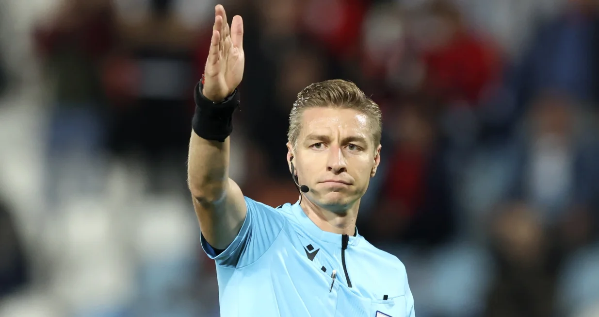 epa10227252 Referee Lawrence Visser reacts during the UEFA Europa League group H soccer match between Red Star Belgrade and Ferencvaros Budapest in Belgrade, Serbia, 06 October 2022. EPA/ANDREJ CUKIC
