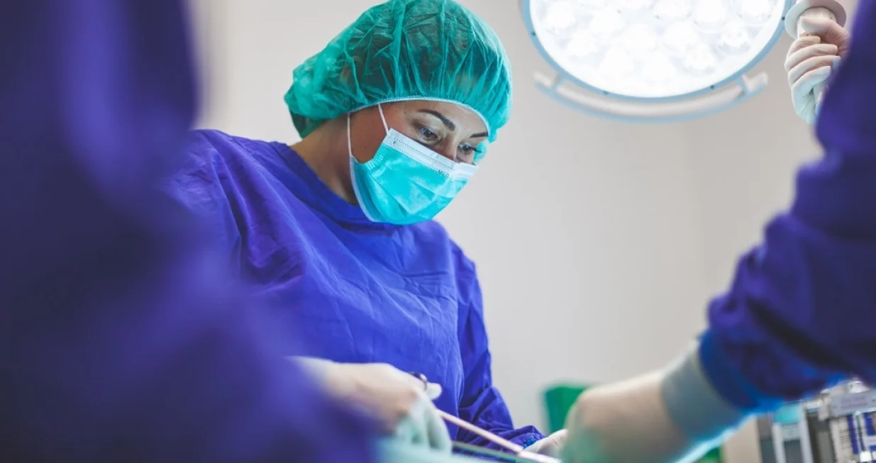 medicinska sestra, medicinski radnici, operacija, sala/Unsplash