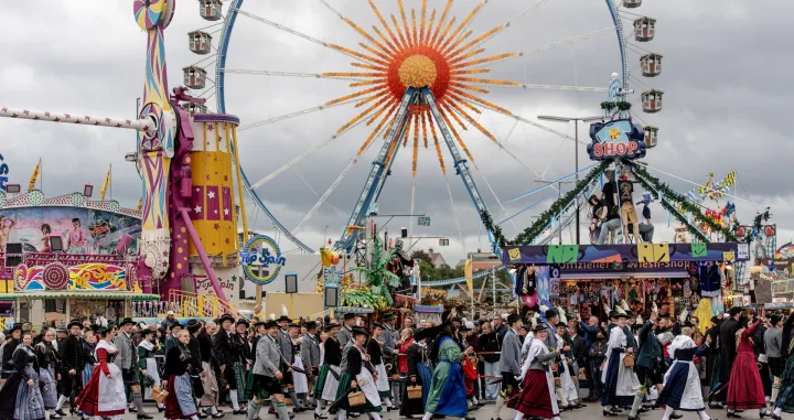 epaselect epa10191403 People in traditional clothing participate in the costume parade during the 187th edition of the traditional Oktoberfest beer and amusement festival in the German Bavaria state's capital of Munich, Germany, 18 September 2022. The Oktoberfest 2022 runs from 17 September to 03 October 2022 and several millions of visitors are expected from all over the world. The event resumes after being canceled for two years in a row due to the coronavirus disease (COVID-19) pandemic. EPA/CHRISTIAN BRUNA/Christian Bruna