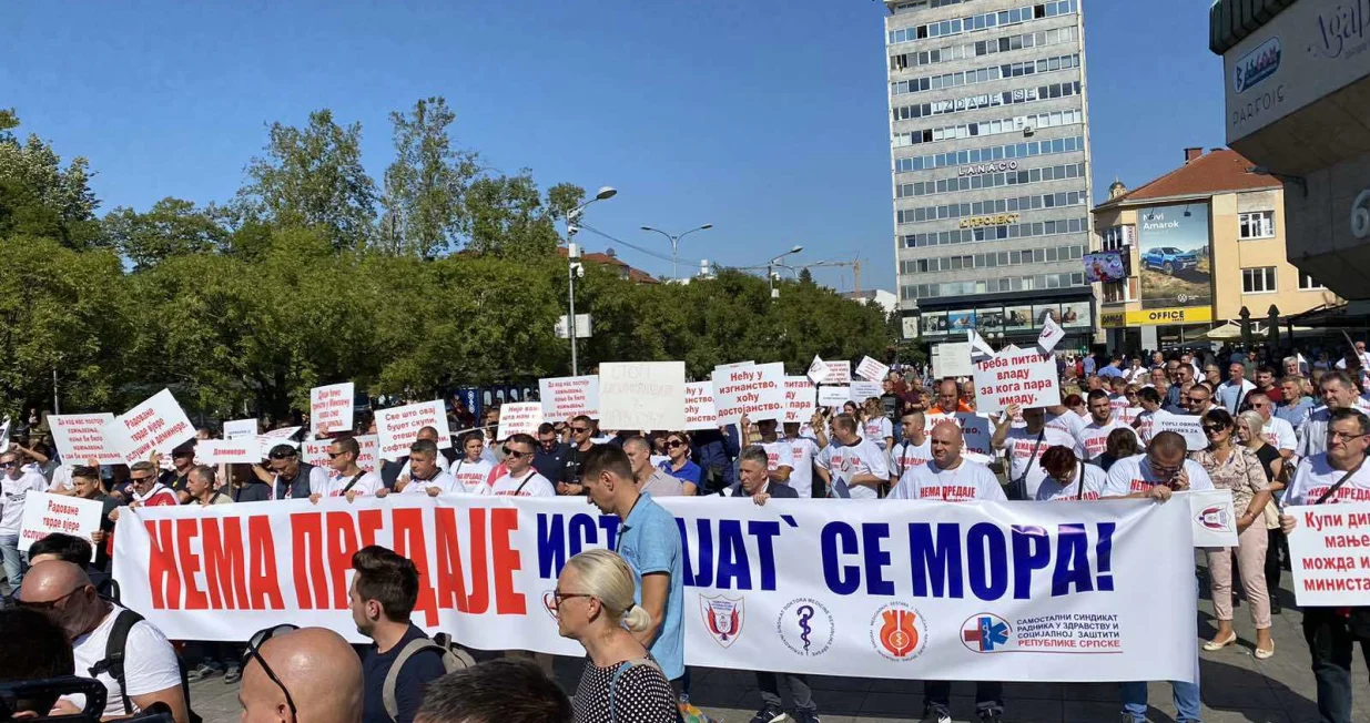 Protest članova pet sindikata održan je u petak u Banjoj Luci /Goran Dakić/