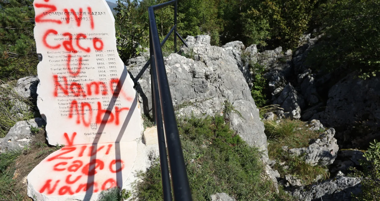 Oskrnavljen spomenik ubijenim građanima Sarajeva na Kazanima/Senad Gubelić