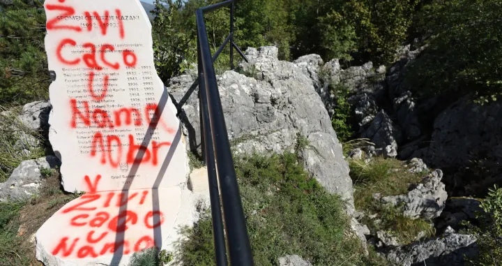 Oskrnavljen spomenik ubijenim građanima Sarajeva na Kazanima/Senad Gubelić