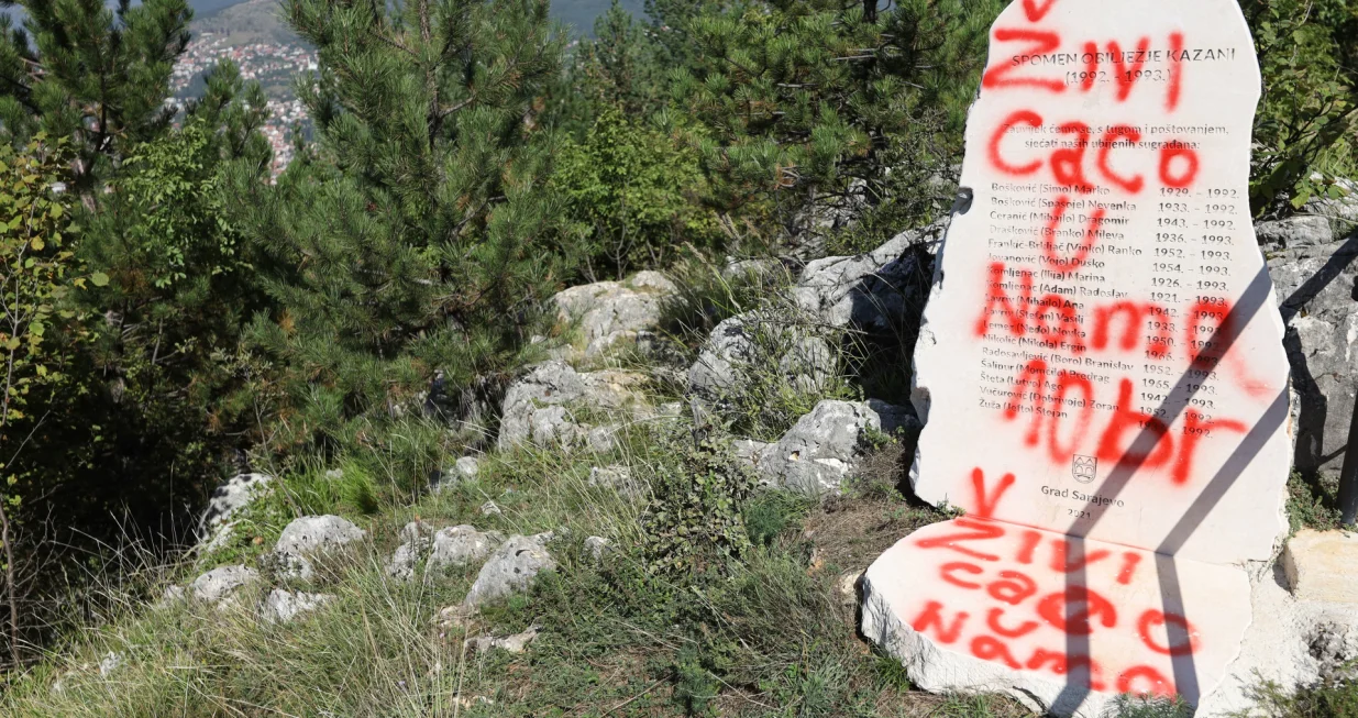 Oskrnavljen spomenik ubijenim građanima Sarajeva na Kazanima/Senad Gubelić